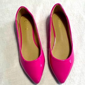 Stunning hot pink women’s ballet flats.
